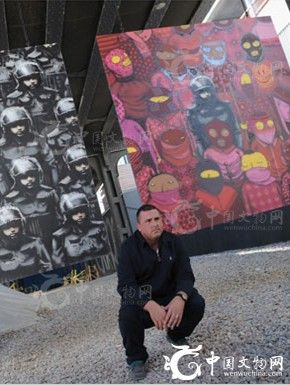 գӢͿѻҰ˹(Banksy)ɵһΪڻĿȫǡǰȥͱڻķ˿Ǳʾ壨81գǿйطֶ롢ȫԸֵ100ӢԼ1039.7ԪľƷͼΪͼƬһ20131018Ұ˹½ŦԼж(Chelsea)չڼӰͼƬԴ/ˡŵ