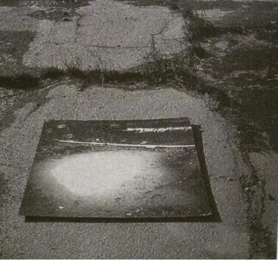 《狗的爪印--“摄影标记”》，1968，罗伯特・史密森 Estate of Robert Smithson